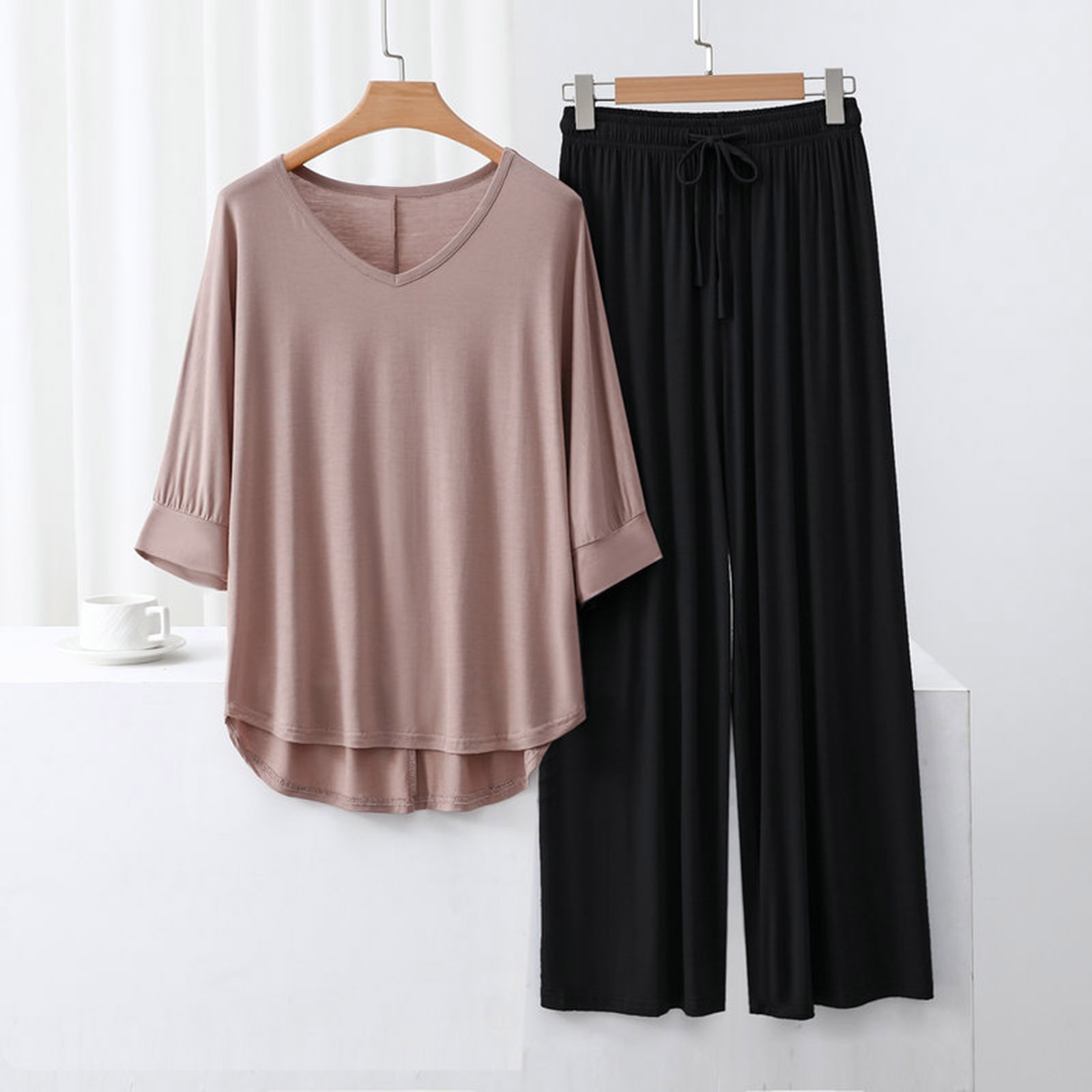 thumbnail image 2 of Conjunto de pijama con cuello en V para mujer: top de manga 3/4 y pantalones anchos, color liso, ropa de dormir ligera, tallas L/XL, 2 of 4